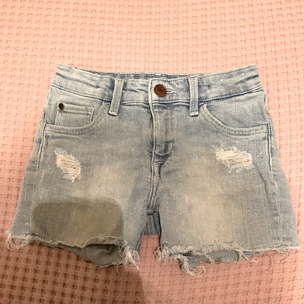 Cute light denim shorts!